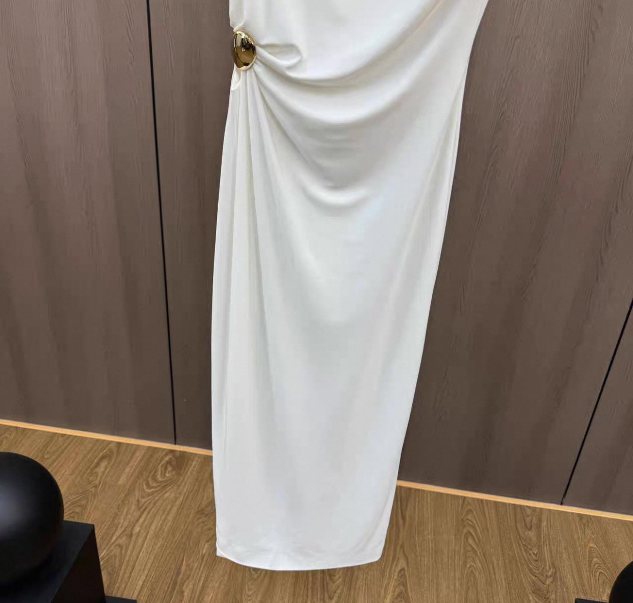 فستان ابيض متوسط الطول