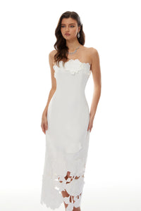 فستان ابيض بقصه انيق