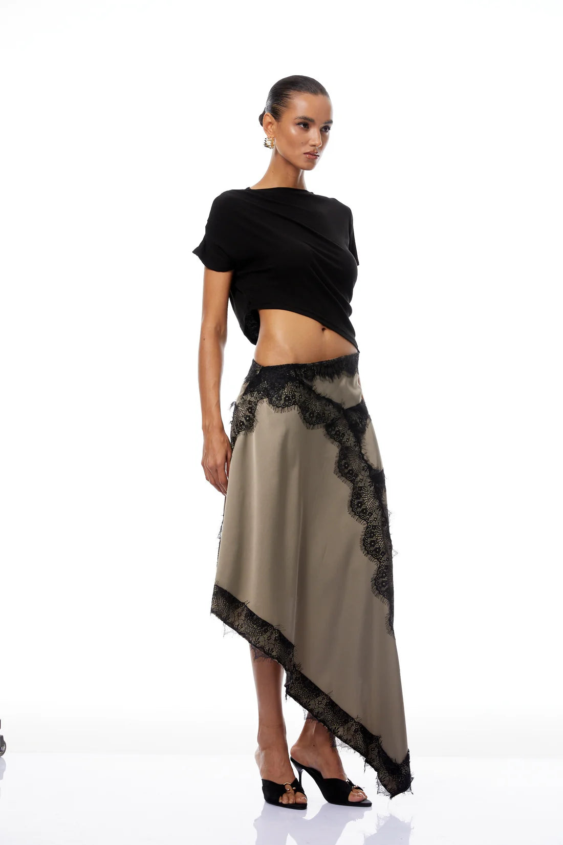 طقم انيق مزينه بالدانتيل