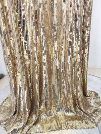 فستان ذهبي مزين بالترتر