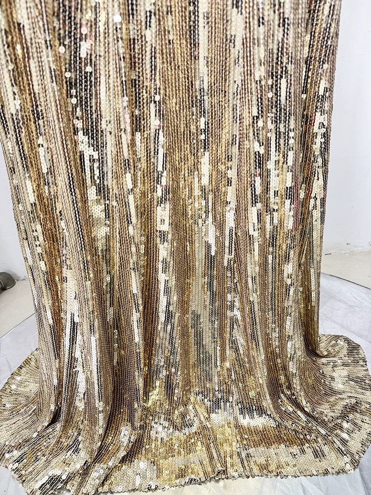 فستان ذهبي مزين بالترتر