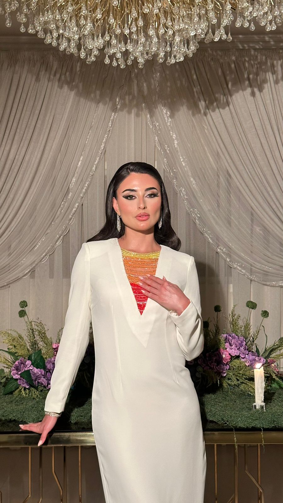 فستان طويل مزين باحجار