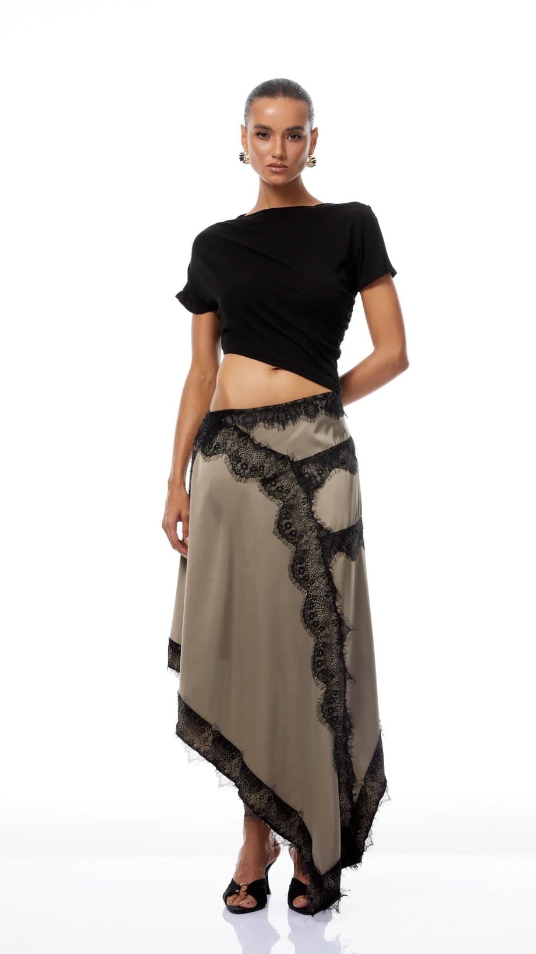 طقم انيق مزينه بالدانتيل