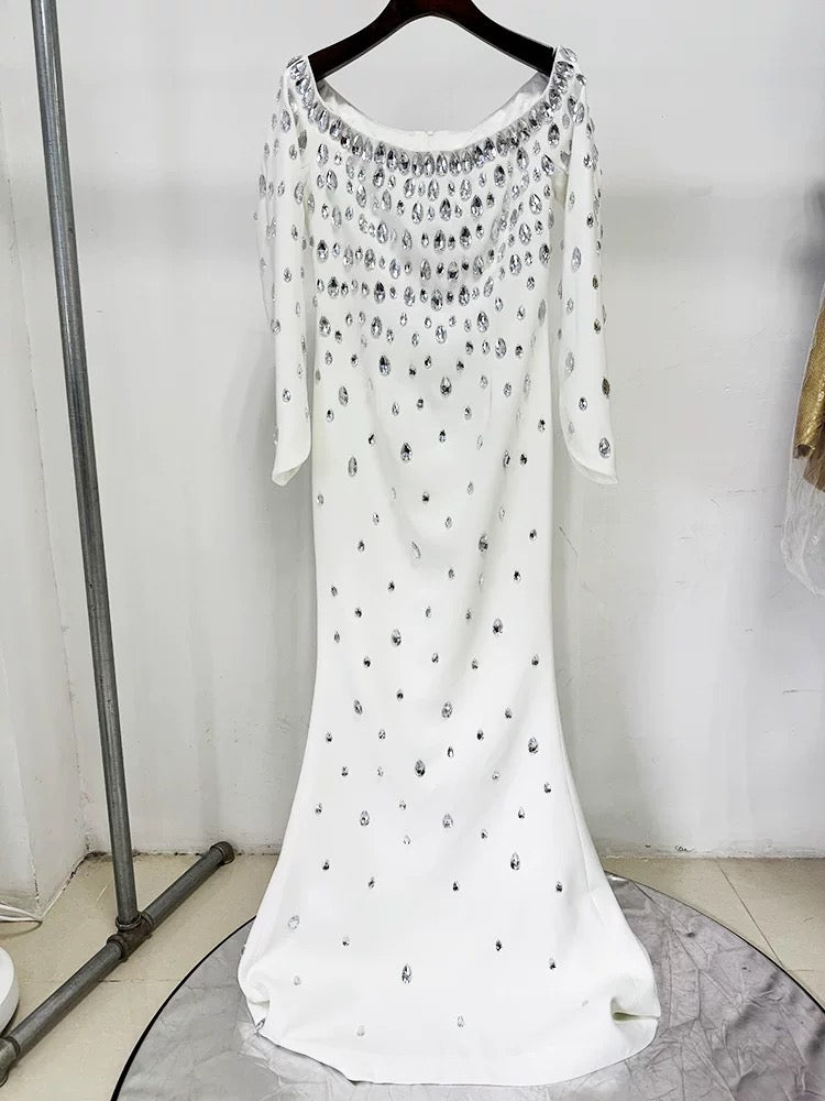 فستان ابيض طويل مزين