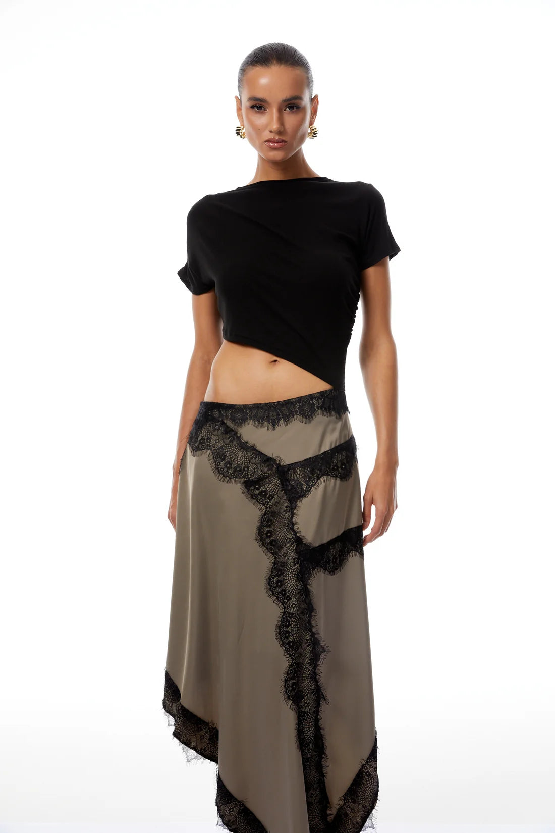 طقم انيق مزينه بالدانتيل