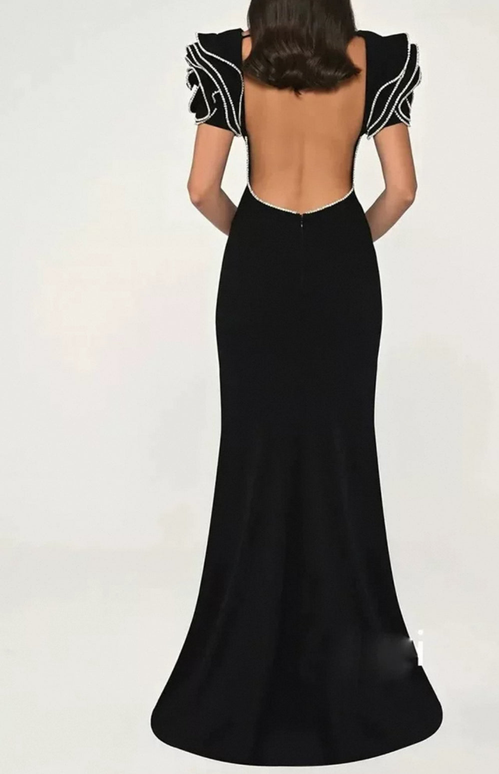 فستان اسود مفتوح من الخلف
