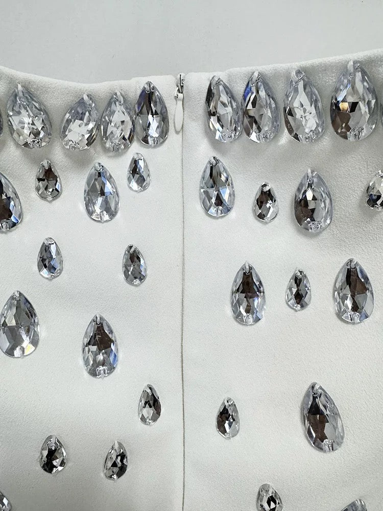 فستان ابيض طويل مزين