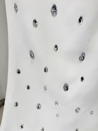 فستان ابيض طويل مزين