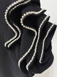 فستان اسود مفتوح من الخلف