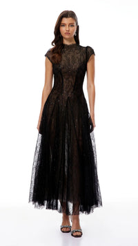 فستان اسود من التول