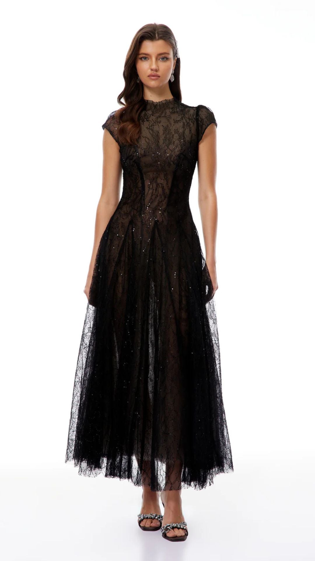 فستان اسود من التول