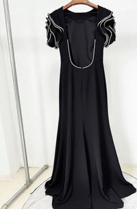فستان اسود مفتوح من الخلف