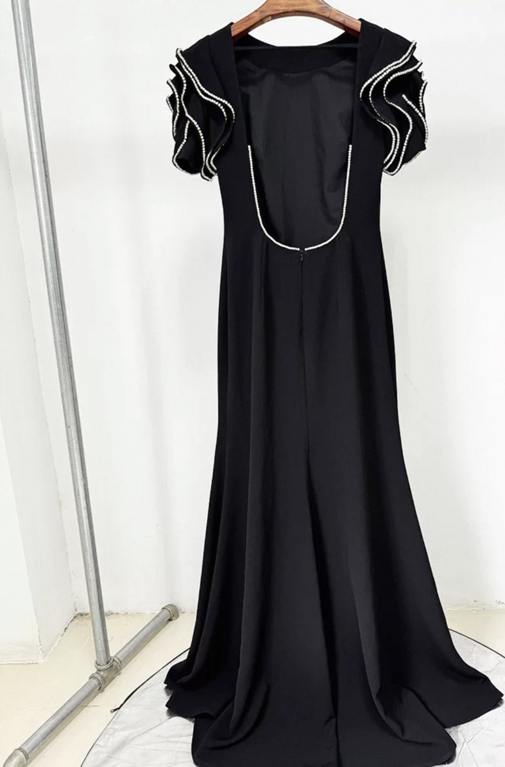 فستان اسود مفتوح من الخلف