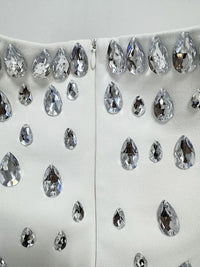 فستان ابيض طويل مزين