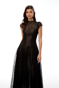 فستان اسود من التول