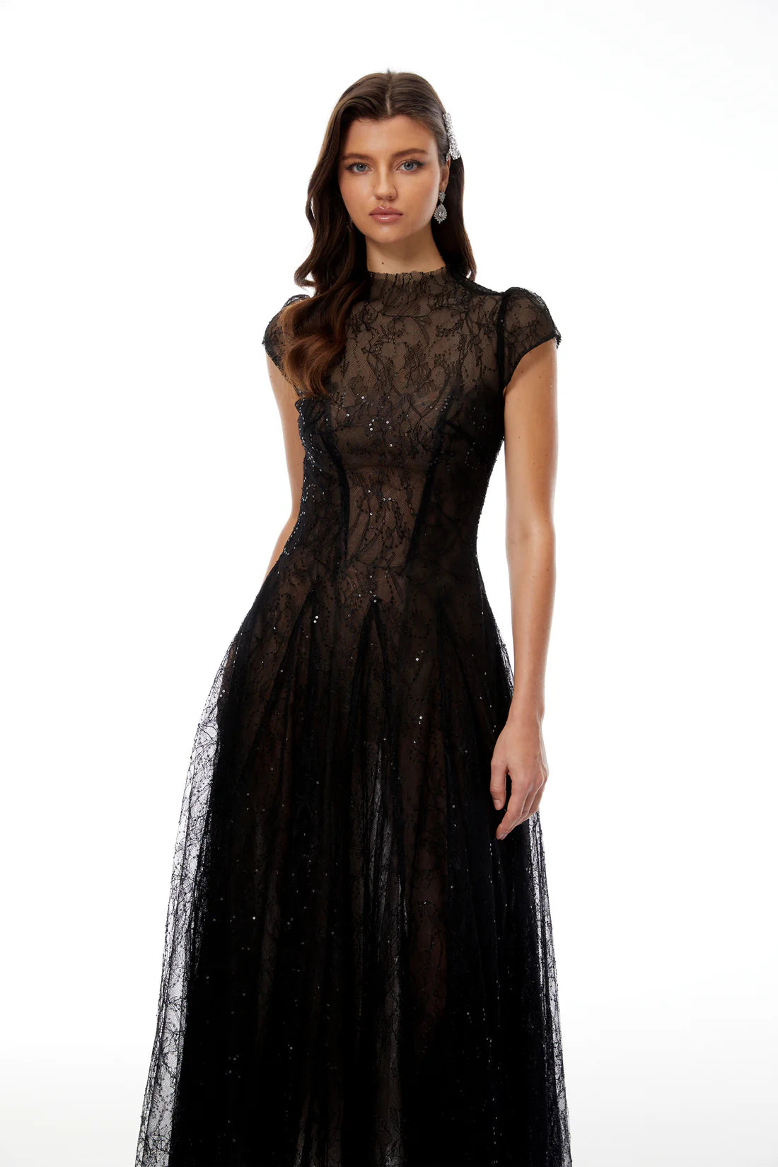 فستان اسود من التول