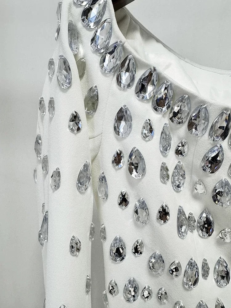 فستان ابيض طويل مزين