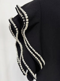 فستان اسود مفتوح من الخلف