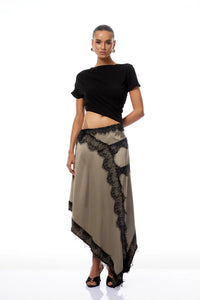 طقم انيق مزينه بالدانتيل