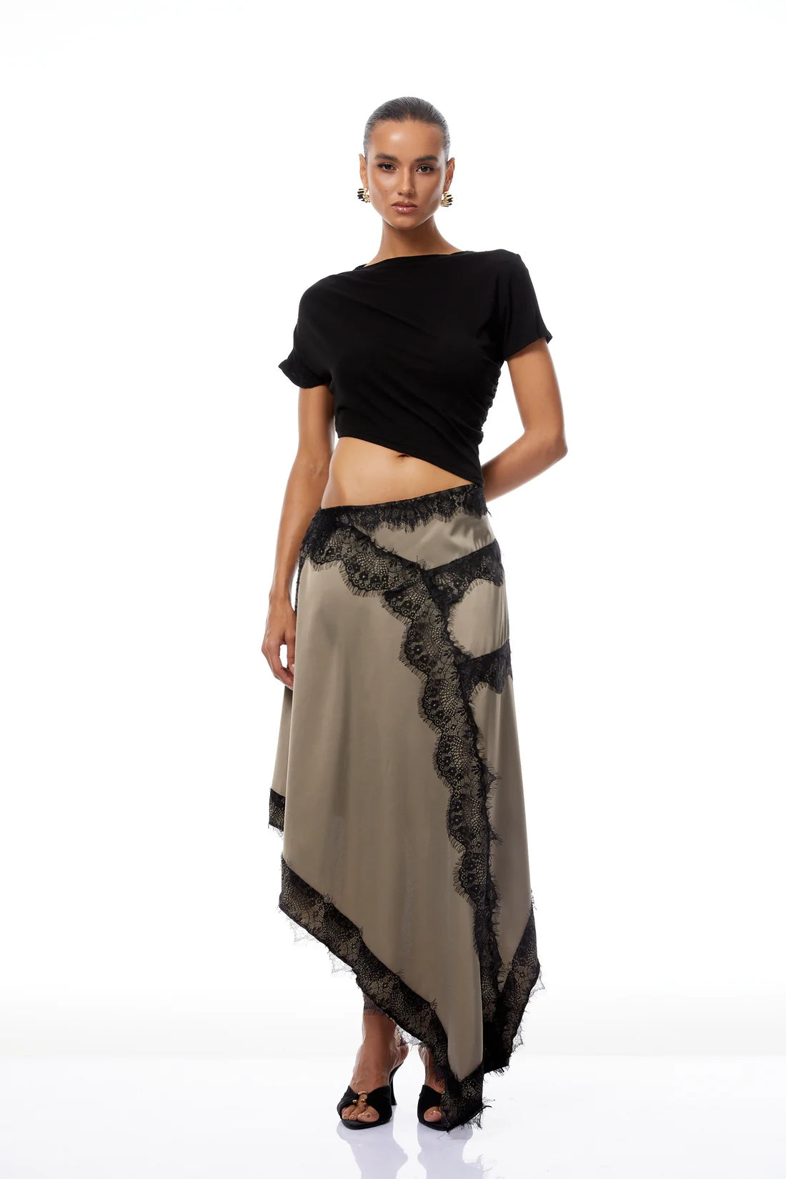 طقم انيق مزينه بالدانتيل