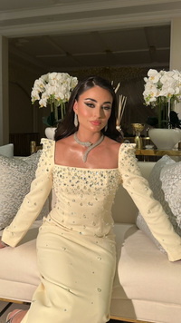 فستان بلون اصفر مزين بالكريستال