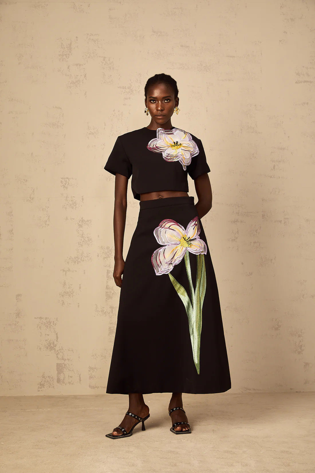 طقم من قطعتين مزين بالورد و الترتر