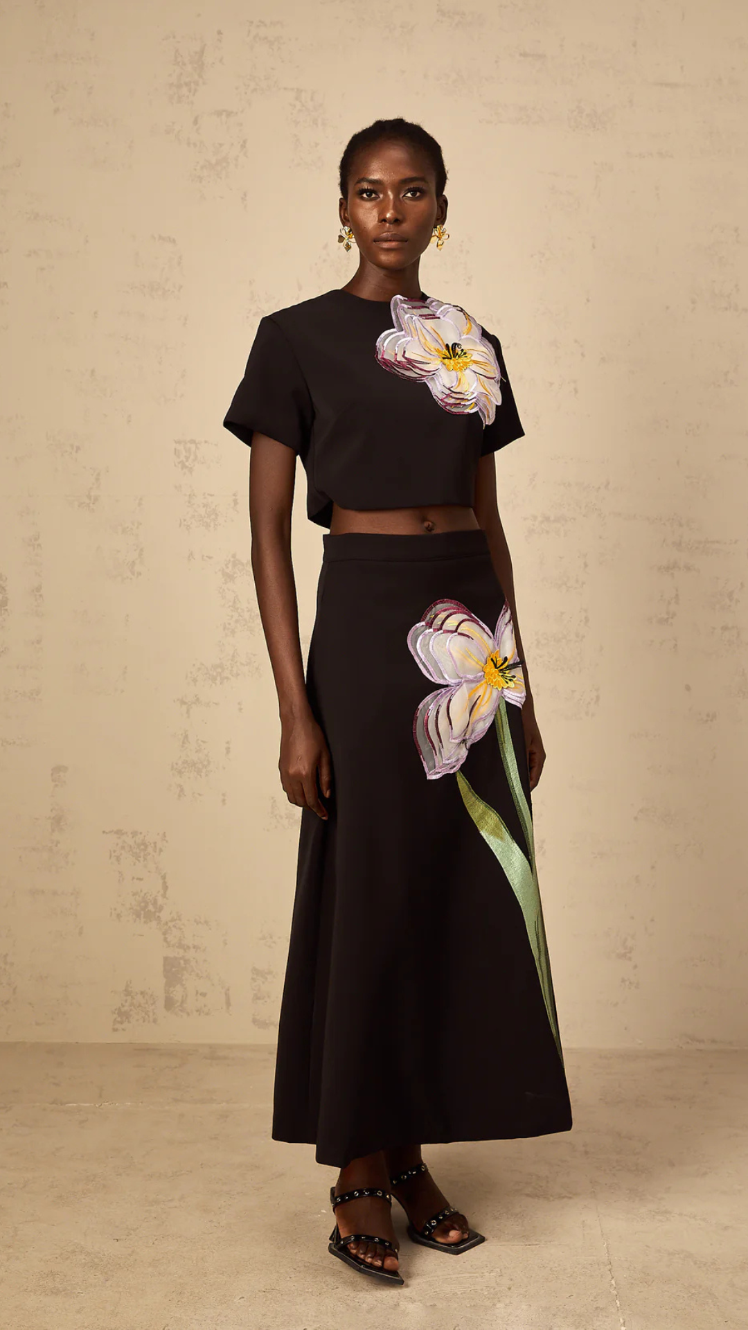 طقم من قطعتين مزين بالورد و الترتر