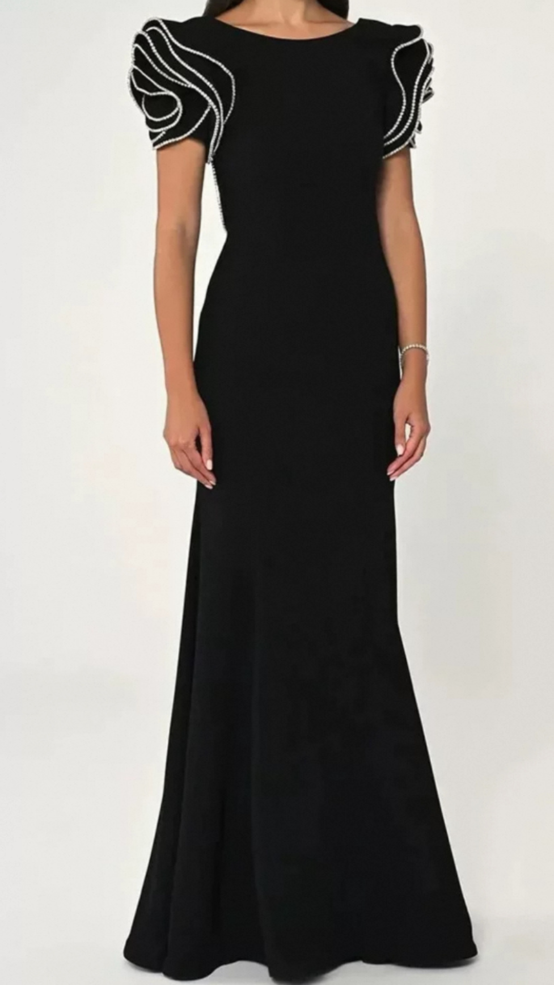 فستان اسود مفتوح من الخلف