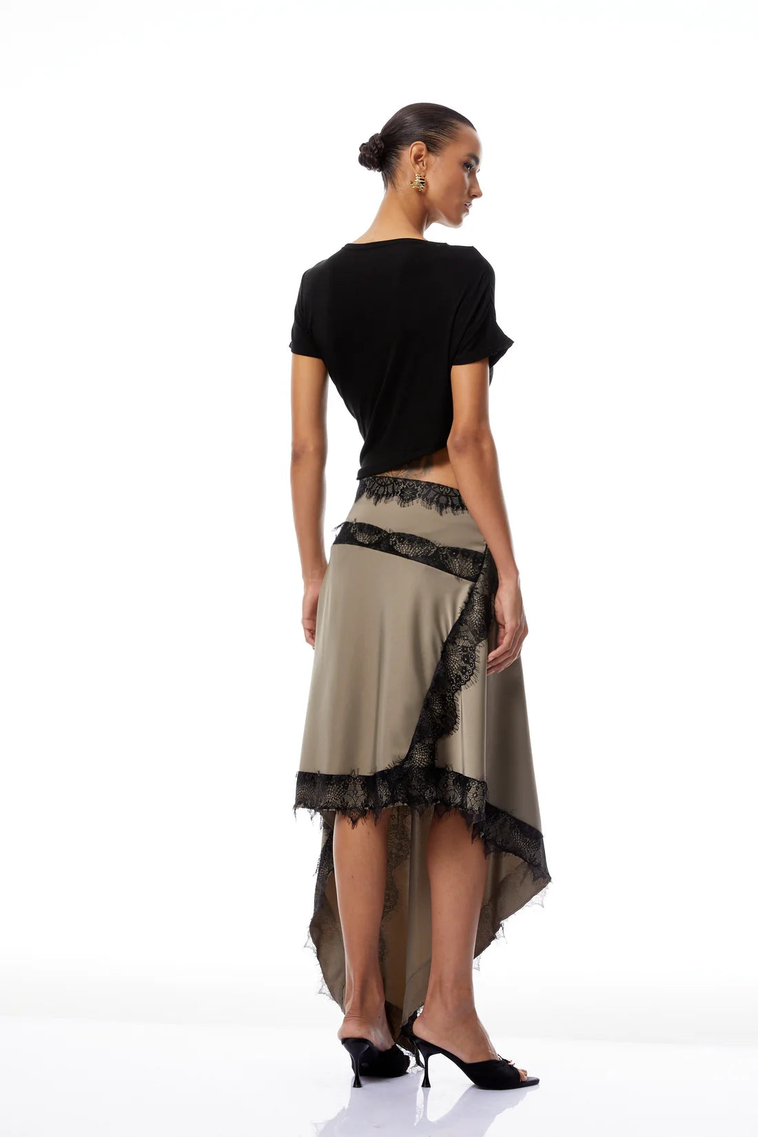 طقم انيق مزينه بالدانتيل