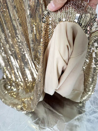 فستان ذهبي مزين بالترتر