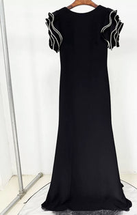 فستان اسود مفتوح من الخلف