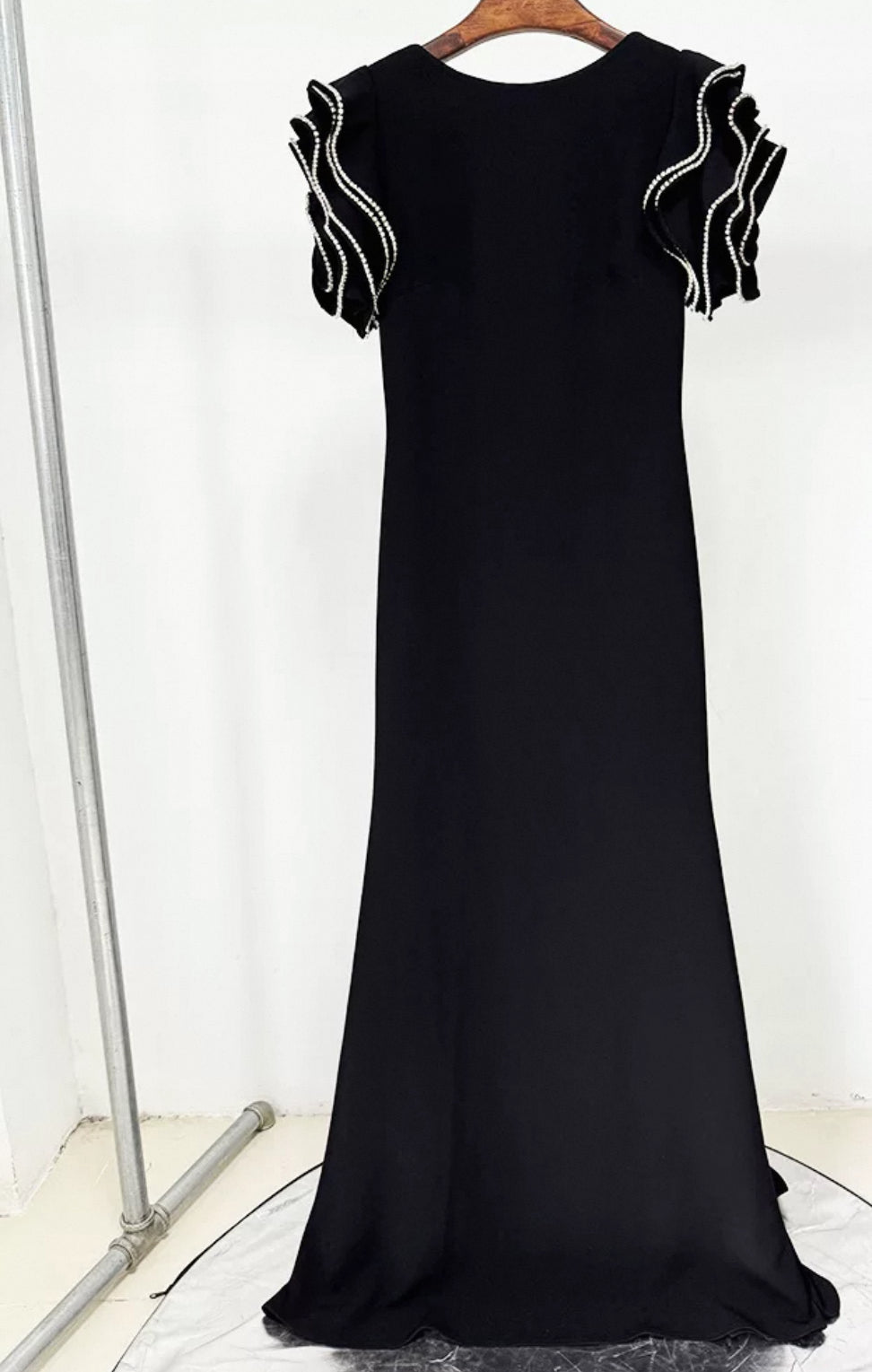 فستان اسود مفتوح من الخلف