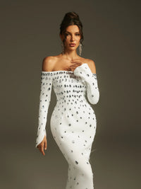 فستان ابيض طويل مزين